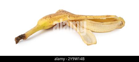 Buccia di banana con macchie scure isolate su bianco Foto Stock