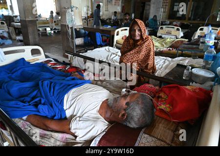 Persone che prendono trattamento in un ospedale governativo durante l'alluvione nel distretto di Feni, Bangladesh, il 25 agosto 2024 Foto Stock