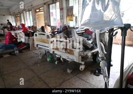 Persone che prendono trattamento in un ospedale governativo durante l'alluvione nel distretto di Feni, Bangladesh, il 25 agosto 2024 Foto Stock