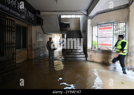 I popoli stanno arrivando in un ospedale governativo colpito dalle inondazioni per ricevere cure nel distretto di beni, in Bangladesh, il 25 agosto 2024. Foto Stock