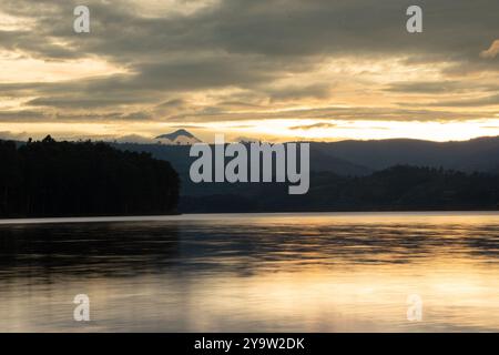 Tramonto sul lago Bunyonyi a Kabale, Uganda Foto Stock