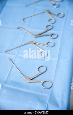 Il set di strumenti speciali è disposto su un tavolo Foto Stock