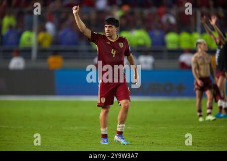 MATURIN, VENEZUELA - 10 OTTOBRE: Il Venezuela Jon Aramburu riconosce i tifosi dopo la partita di qualificazione della Coppa del mondo FIFA 2026 tra Venezuela e Argentina all'Estadio Monumental de Maturin il 10 ottobre 2024 a Maturin, Venezuela. Foto: Luis Morillo/Alamy Live News Foto Stock