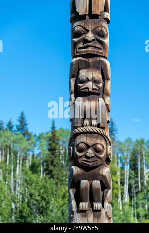 Totem canadese delle prime Nazioni dei nativi Gitxsan a Gitanyow o Kitwancool, Columbia Britannica, Canada. Foto Stock