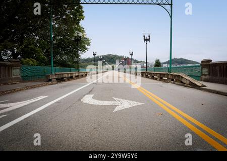 Knoxville, Tennessee, USA - settembre 17, 2024: Svolta a sud attraverso il ponte attualmente chiuso di Gay Street. Foto Stock