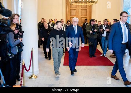 Berlino, Germania. 11 ottobre 2024. Volodymyr Zelensky (centro l), presidente dell'Ucraina e presidente federale Frank-Walter Steinmeier (centro r) camminano insieme prima di una riunione congiunta al Palazzo Bellevue. Il presidente ucraino Zelensky è in visita di un giorno in Germania. Crediti: Christoph Soeder/dpa/Alamy Live News Foto Stock