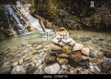 Almbachklamm Berchtesgadener Land Steinmännchen/Steinmandl am Suler Wasserfall bei der Almbachklamm am 26. Settembre 2024 in Berchtesgadener Land / Bayern / Deutschland, *** Almbachklamm Berchtesgadener Land Steinmännchen Steinmandl presso la cascata Suler presso Almbachklamm il 26 settembre 2024 in Berchtesgadener Land Baviera Germania, Copyright: XSocher/xEibner-Pressefotox EP kso Foto Stock