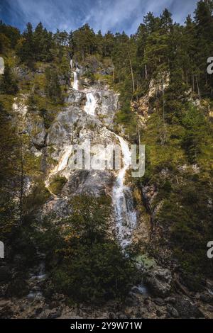 Almbachklamm Berchtesgadener Land Sulzer Wasserfall zur Almbachklamm am 26. Settembre 2024 in Berchtesgadener Land / Bayern / Deutschland, *** Almbachklamm Berchtesgadener Land cascata Sulzer a Almbachklamm il 26 settembre 2024 in Berchtesgadener Land Baviera Germania, Copyright: XSocher/xEibner-Pressefotox EP kso Foto Stock