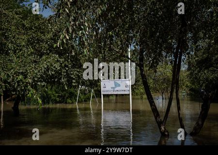 Al Fousseini Camara/le Pictorium - inondazioni a Bamako in Mali e inondazioni del fiume Niger settembre 2024. - 28/09/2024 - Mali/distretto di Bamako/Bamako - isola di Dialagoun e la sua scuola che educa più di 260 scolari Bozo provenienti da diversi quartieri confinanti con il fiume Niger a Bamako non sono stati risparmiati dalle acque che si innalzano il 28 settembre 2024. L'isola di Dialagoun si trova nel mezzo del fiume Niger tra i distretti di Badalabougou, Magnanbougou e Cité du Niger sull'altra sponda. L'acqua copriva l'isola, entrando in aule e distruggendo completamente l'educ Foto Stock