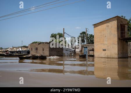 Al Fousseini Camara/le Pictorium - inondazioni a Bamako in Mali e inondazioni del fiume Niger settembre 2024. - 28/09/2024 - Mali/distretto di Bamako/Bamako - il distretto “Sans-Fil” situato sulla riva sinistra del fiume Niger è stato devastato dalle inondazioni del fiume Niger. Fu completamente sommersa dalle acque che si innalzavano e molte case furono distrutte. Il declino potrebbe anche lavare via il resto delle abitazioni di fango già molto indebolite dalle inondazioni. Il rischio che alcune case crollino rappresenta un grande pericolo per la popolazione. A seguito delle forti piogge degli ultimi giorni, il Niger Rive Foto Stock