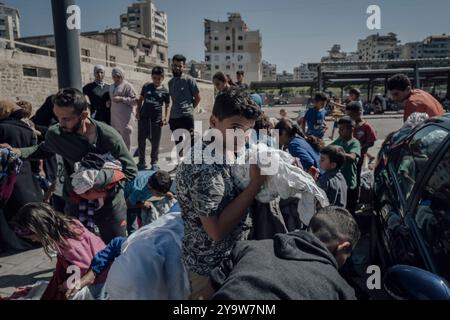 Beirut, Libano. 3 ottobre 2024. Adrien Vautier/le Pictorium - Libano durante l'attacco israeliano a Hezbollah - 03/10/2024 - Libano/Beirut/Beirut - i rifugiati siriani raccolgono vestiti da un parcheggio nella città di Saida. Crediti: LE PICTORIUM/Alamy Live News Foto Stock