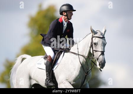 Tom Jackson cavalca Capels Hollow Drift durante i Defender Burghley Horse Trials a Burghley House vicino Stamford, Lincolnshire. Data foto: Domenica 8 settembre 2024. Foto Stock