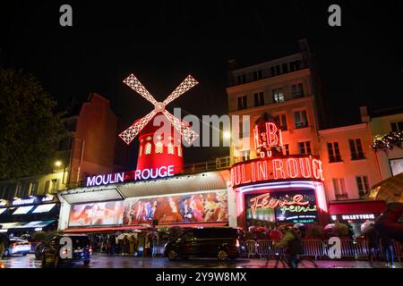 Parigi, Francia. 9 ottobre 2024. Il famoso cabaret parigino le Moulin Rouge di notte il 9 ottobre 2024 a Parigi, Francia. Foto Stock