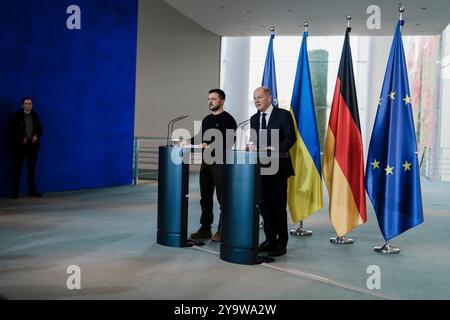 Il presidente ucraino Volodymyr Zelenskyy ha incontrato il cancelliere tedesco Olaf Scholz a Berlino venerdì 11 ottobre 2024, assicurandosi un nuovo pacchetto di aiuti militari come parte del suo tour europeo in corso per rafforzare la difesa Ucraina contro le forze russe. Durante la loro apparizione congiunta, Scholz ha ribadito la posizione della Germania come il più importante sostenitore militare dell'Ucraina in Europa. "La Germania continuerà a sostenere l'Ucraina, e questo aiuto sottolinea il nostro impegno", ha affermato Scholz. Il pacchetto include sistemi di difesa aerea, artiglieria e munizioni, tutti elementi cruciali per gli sforzi in corso dell'Ucraina Foto Stock