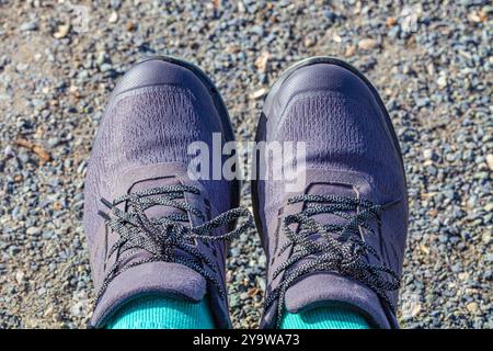 Nuove scarpe da trail alla loro prima passeggiata Foto Stock