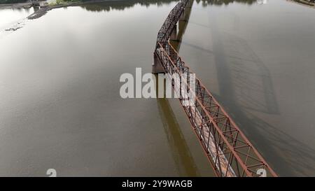 Vista aerea del vecchio Ponte Chain of Rocks sulla Route 66 sul fiume Mississippi Foto Stock