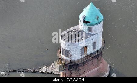Vista aerea della presa d'acqua vicino al vecchio Chain of Rocks Bridge sul fiume Mississippi tra Illinois e Missouri Foto Stock