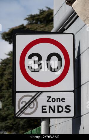 Cartello 30 mph, fine zona 20 mph, Stratford-upon-Avon, Regno Unito Foto Stock