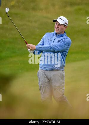 18 lug 2019; Portrush, Robert MacIntyre incide sul 18° green durante il primo round del torneo di golf Open Championship presso il Royal Portrush Golf Club - Dunluce Course. Foto Stock