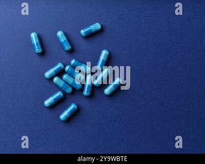 Capsule di aminoacidi su sfondo di carta scura. Messa a fuoco morbida. Foto Stock