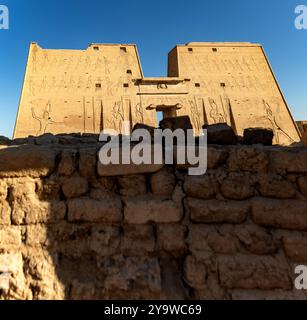 Edfu, Egitto; 17 gennaio 2024: Viaggio verso la dimora celeste di Horus, il dio dalla testa di falco, presso il magnifico Tempio di Edfu. Questo sacro santuario Foto Stock