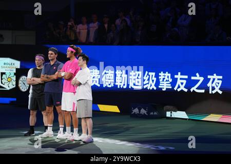 Shanghai, Cina. 11 ottobre 2024. L'ex tennista svizzero Roger Federer (2° L), il cantante Eason Chan (1° L), il tennista cinese Zhang Zhizhen (2° R) e il tennistavolista cinese fan Zhendong hanno posato per una foto durante l'evento Roger Federer fan Day all'ATP World Tour Shanghai Masters Tennis Tournament a Shanghai, Cina orientale, 11 ottobre 2024. Credito: Xu Yanan/Xinhua/Alamy Live News Foto Stock