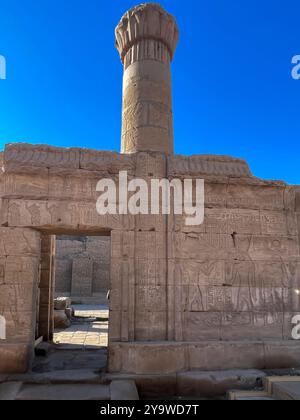 Edfu, Egitto; 17 gennaio 2024: Scopri gli echi degli dei negli scavi del Tempio di Edfu. Scopri l'affascinante storia di questo sito sacro. Foto Stock