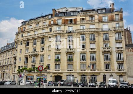 Prestige parigino: Il raffinato paesaggio urbano della città della luce Foto Stock