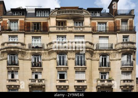 Prestige parigino: Il raffinato paesaggio urbano della città della luce Foto Stock