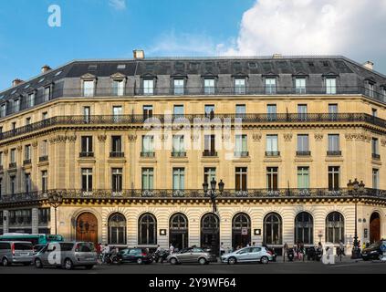 Prestige parigino: Il raffinato paesaggio urbano della città della luce Foto Stock