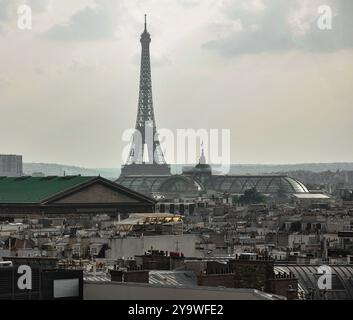 Vista panoramica di Parigi in una giornata nuvolosa che mostra la Chiesa della Madelaine e l'iconica Torre Eiffel Foto Stock