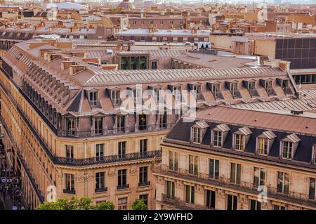 Prestige parigino: Il raffinato paesaggio urbano della città della luce Foto Stock