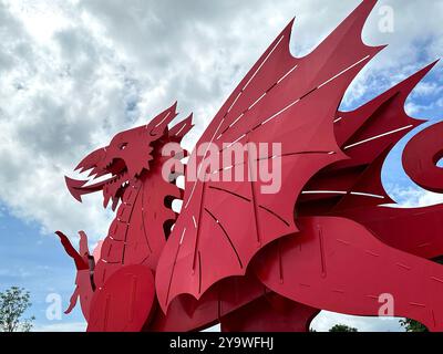 Newport, Galles, Regno Unito - 21 giugno 2024: Opere d'arte pubbliche del drago rosso fuori dall'International Convention Centre presso il Celtic Manor Resort nel Galles meridionale Foto Stock