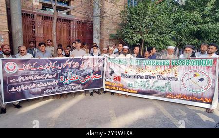 I membri della Pakistan Mine Workers Federation stanno organizzando una manifestazione di protesta contro l'attacco ai minatori nella zona di Duki nel Balochistan, al club stampa di Quetta venerdì 11 ottobre 2024. Foto Stock