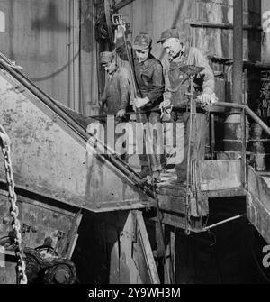 Produzione. Zinco. Tendendo un frantumatore a un grande concentratore di zinco. Dalla fabbrica Eagle-Picher vicino a Cardin, Oklahoma, arrivano grandi quantità di zinco e piombo per servire molti scopi importanti nello sforzo bellico 1943 Foto Stock