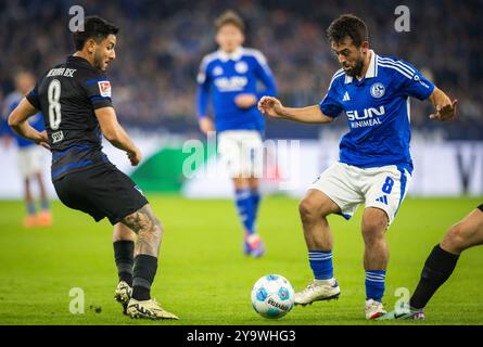 Gelsenkirchen, Germania. 5 ottobre 2024. Amin Younes (S04) Kevin Sessa (Hertha) FC Schalke 04 - Hertha BSC Berlin 05.10.2024 Copyright (nur für journ Foto Stock