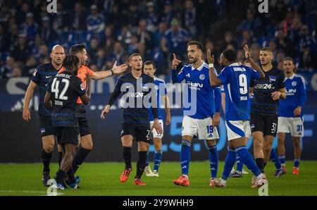 Gelsenkirchen, Germania. 5 ottobre 2024. Deyovaisio Zeefuik (Hertha) Mickael Cuisance (Hertha) Kenan Karaman (S04) Moussa Sylla (S04) FC Schalke 04 - H. Foto Stock