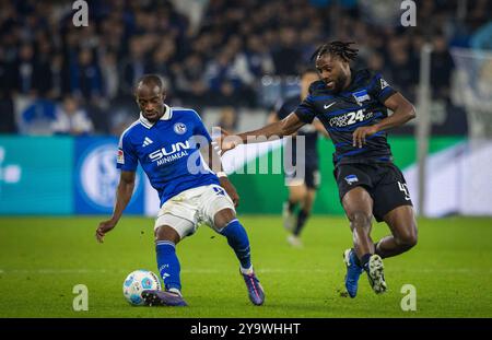 Gelsenkirchen, Germania. 5 ottobre 2024. Christopher Antwi-Adjei (S04) Deyovaisio Zeefuik (Hertha) FC Schalke 04 - Hertha BSC Berlin 05.10.2024 Copyr Foto Stock