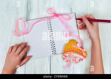 Biscotti al pan di zenzero per San Valentino, libri e confezioni regalo. Sfondo celebrativo. Copia spazio Foto Stock