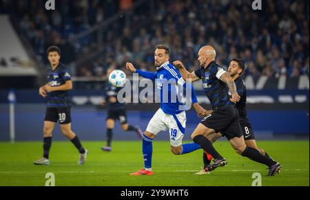 Gelsenkirchen, Germania. 5 ottobre 2024. Kenan Karaman (S04) Kevin Sessa (Hertha) Toni Leistner (Hertha) FC Schalke 04 - Hertha BSC Berlin 05.10.2024 Foto Stock