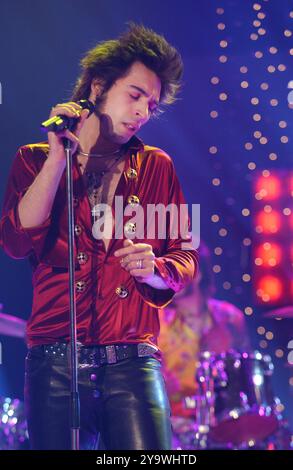 Milano 16/03/2005 : Francesco Sarcina cantante della rock band italiana le vibrazioni, durante lo spettacolo televisivo musicale “CD Live 2005” Foto Stock