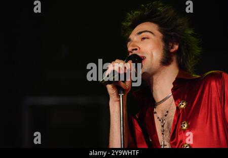 Milano 16/03/2005 : Francesco Sarcina cantante della rock band italiana le vibrazioni, durante lo spettacolo televisivo musicale “CD Live 2005” Foto Stock