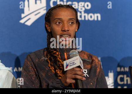 Chicago, Stati Uniti. 11 ottobre 2024. Chicago, USA, 11 ottobre 2024: Sutume Kebede, Etiopia, parla ai media durante la conferenza stampa della maratona di Chicago venerdì 11 ottobre 2024 all'Hilton Chicago, Chicago, USA. (NESSUN USO COMMERCIALE) (Shaina Benhiyoun/SPP) credito: SPP Sport Press Photo. /Alamy Live News Foto Stock