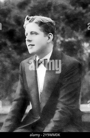 Rudy Vallee. Ritratto del cantante e sassofonista americano, Hubert Prior Vallée (1901-1986), c. 1930 Foto Stock