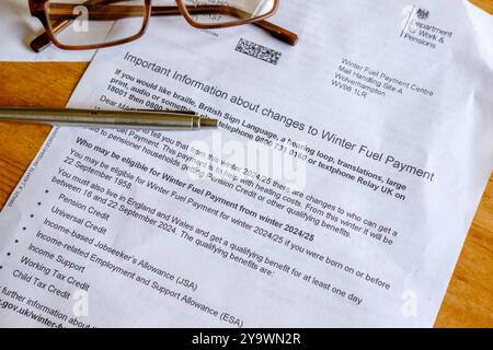 Modifica 2024/25 del pagamento del carburante invernale del governo del Regno Unito e lettera di consulenza sull'idoneità. Foto Stock