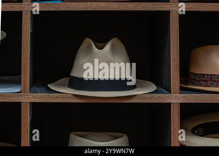 Cappelli Panama su scaffale al Lock & Co di St James Street a Londra Foto Stock