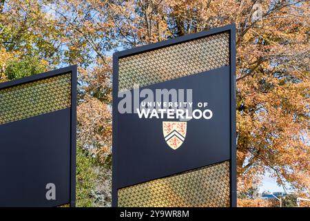 L'insegna in pilone dell'Università di Waterloo (UW) è visibile all'ingresso principale del campus di Waterloo, Ontario, Canada. Foto Stock