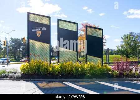 L'insegna in pilone dell'Università di Waterloo (UW) è visibile all'ingresso principale del campus di Waterloo, Ontario, Canada. Foto Stock