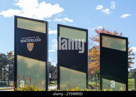 L'insegna in pilone dell'Università di Waterloo (UW) è visibile all'ingresso principale del campus di Waterloo, Ontario, Canada. Foto Stock