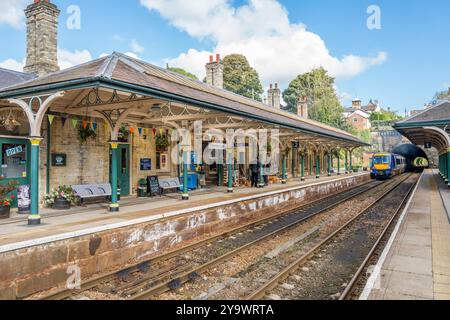 Treno passeggeri a più unità diesel-idraulica TurboStar classe 170 British Rail che arriva alla stazione ferroviaria di Knaresborourg per il prelievo. Foto Stock